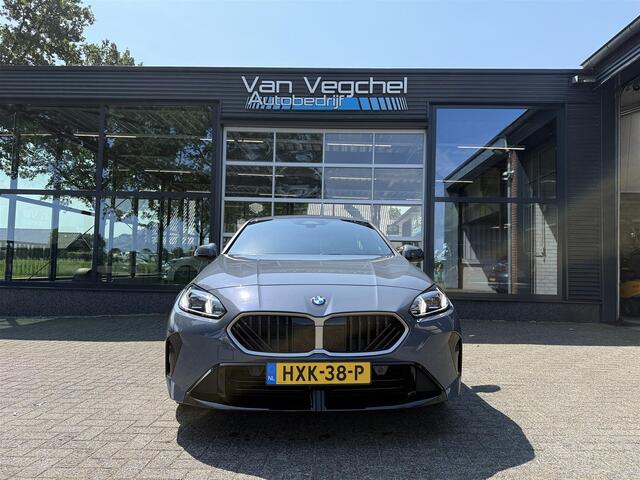 BMW 1-SERIE 120 M-Sport Automaat / Panorama / Sportstoelen / Adaptief onderstel / Adaptive LED