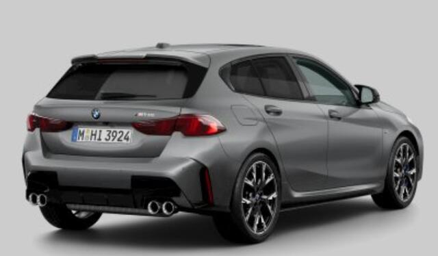 BMW 1-SERIE M135 xDrive | Frozen Pure Grey | Panorama | Harman/Kardon | 19'' | Elek. Stoelverst. | Camera