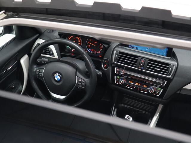 BMW 1-SERIE 118i High Executive [SCHUIFKANTELDAK, STOELVERWARMING, BLUETOOTH, CRUISE, PDC V+A, LED, VOL LEDER, NAVIGATIE, NIEUWSTAAT]