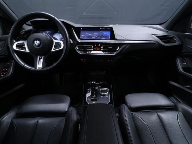 BMW 1-SERIE 118i M Sport [SCHUIFKANTELDAK, APPLE CARPLAY, ANDROID AUTO, STOELVERWARMING, STUURVERWARMING, ACHTERUITRIJCAMERA, PDC V+A, LED KOPLAMPEN, SPORTSTOELEN, 2-ZONE CLIMATE CONTROL, CRUISE CONTROL, NIEUWSTAAT]
