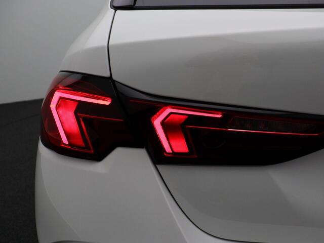 BMW 1-SERIE 120 M Sport Design Edition | Premium Pack | Stuurwielrand Verwarmd | Driving Assistant | Parking Assistant | 18''