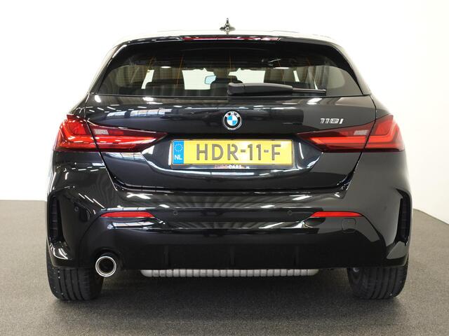 BMW 1-SERIE 118i M-Sport Automaat Digitale Cockpit Climate control Stoel verwarming LED Sfeer verlichting Lichtmetalen velgen Navigatie Apple carplay/ Android auto Parkeersensoren