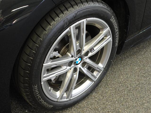 BMW 1-SERIE 118i M-Sport Automaat Digitale Cockpit Climate control Stoel verwarming LED Sfeer verlichting Lichtmetalen velgen Navigatie Apple carplay/ Android auto Parkeersensoren