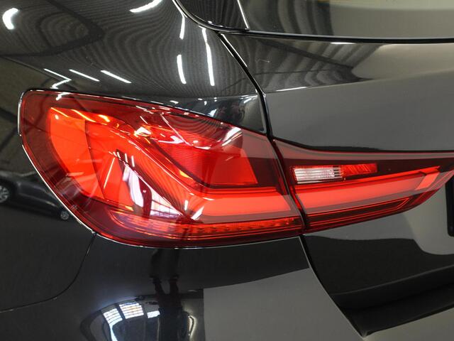 BMW 1-SERIE 118i M-Sport Automaat Digitale Cockpit Climate control Stoel verwarming LED Sfeer verlichting Lichtmetalen velgen Navigatie Apple carplay/ Android auto Parkeersensoren
