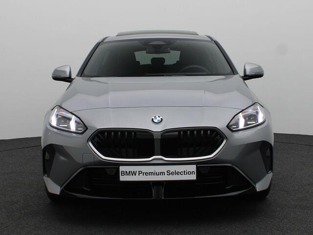 BMW 1-SERIE 120 M Sportpakket | Glazen panoramadak | Comfort Access | Achteruitrijcamera | Elektrisch verwarmde voorstoelen | Driving Assistant Plus | Harman Kardon | 18''