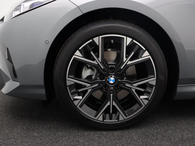 BMW 1-SERIE 120 M Sportpakket | Glazen panoramadak | Comfort Access | Achteruitrijcamera | Elektrisch verwarmde voorstoelen | Driving Assistant Plus | Harman Kardon | 18''