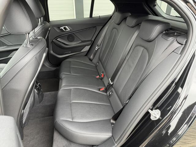 BMW 1-SERIE 118i Business Edition Plus | M Sport | Panoramadak | Lichtmetalen velgen 18"