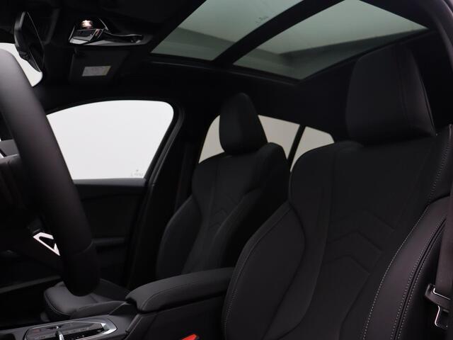 BMW 1-SERIE 120 M Sport Design Edition | M Sportpakket Pro | Stuurwielrand Verwarmd | Panoramadak | Elektrisch Verstelbare Sportstoelen | Harman Kardon | 19''