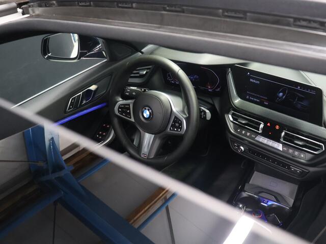 BMW 1-SERIE 118i M Sport [SCHUIFKANTELDAK, APPLE CARPLAY, ANDROID, ADAPTIVE CRUISE, STOELVERWARMING, SFEERVERLICHTING, CAMERA, PDC V+A, NAVIGATIE, BLUETOOTH, NIEUWSTAAT]