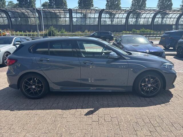 BMW 1-SERIE 118i M-Sport | Trekhaak | Hifi | Stoel en Stuurverwarming | Camera | Voorbereiding Driving Assistance