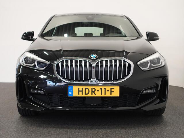 BMW 1-SERIE 118i M-Sport Automaat Digitale Cockpit Climate control Stoel verwarming LED Sfeer verlichting Lichtmetalen velgen Navigatie Apple carplay/ Android auto Parkeersensoren