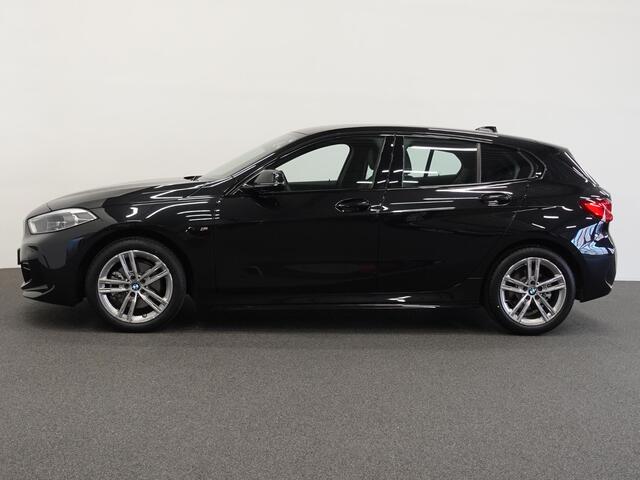 BMW 1-SERIE 118i M-Sport Automaat Digitale Cockpit Climate control Stoel verwarming LED Sfeer verlichting Lichtmetalen velgen Navigatie Apple carplay/ Android auto Parkeersensoren