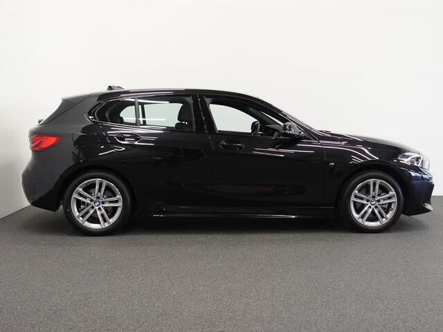 BMW 1-SERIE 118i M-Sport Automaat Digitale Cockpit Climate control Stoel verwarming LED Sfeer verlichting Lichtmetalen velgen Navigatie Apple carplay/ Android auto Parkeersensoren