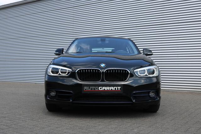 BMW 1-SERIE 118i Sport Aut (Orig NL! NAP! Sportinterieur Navi Cruise Led Trekhaak Lmv Pdc)