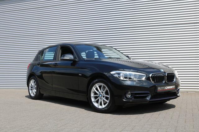 BMW 1-SERIE 118i Sport Aut (Orig NL! NAP! Sportinterieur Navi Cruise Led Trekhaak Lmv Pdc)
