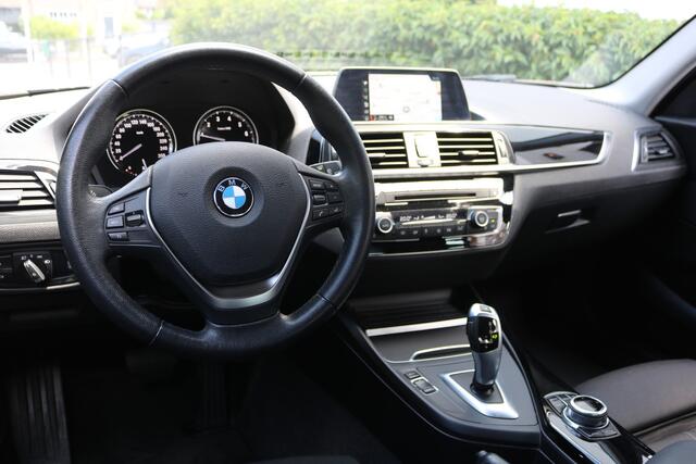 BMW 1-SERIE 118i Sport Aut (Orig NL! NAP! Sportinterieur Navi Cruise Led Trekhaak Lmv Pdc)