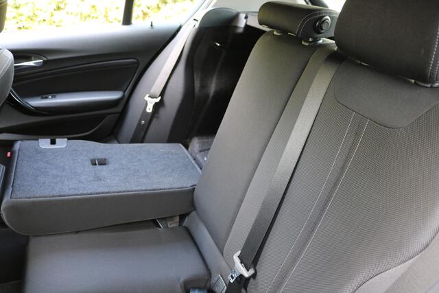 BMW 1-SERIE 118i Sport Aut (Orig NL! NAP! Sportinterieur Navi Cruise Led Trekhaak Lmv Pdc)