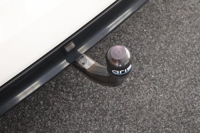 BMW 1-SERIE 118i 136pk Business Edition Plus Trekhaak Camera Leder Navigatie Stoelverwarming