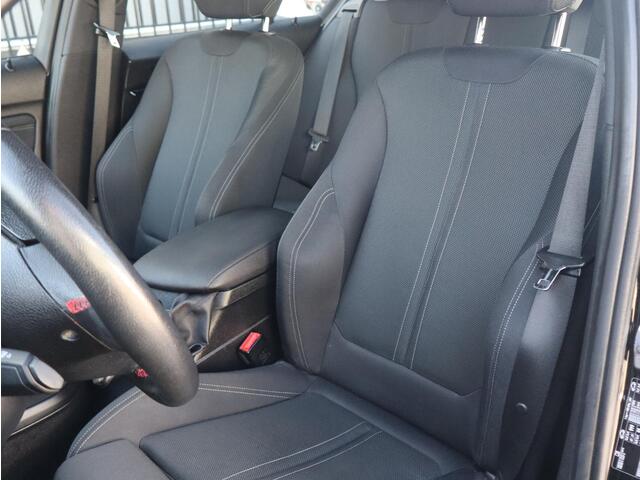 BMW 1-SERIE Executive 118i 136pk AUTOMAAT | NAVI | 18 INCH LM-VELGEN | CLIMA | LED |