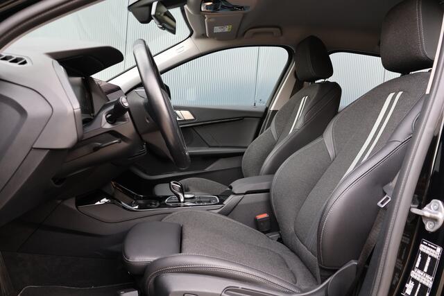 BMW 1-SERIE 116i Sportline Automaat | Sportstoelen | Half Leer | Live Cockpit Professional | Adaptive Cruise | Sfeerverlichting | Parkeersensoren | Carplay | Groot Navi