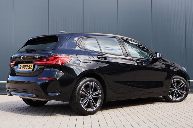 BMW 1-SERIE 116i Sportline Automaat | Sportstoelen | Half Leer | Live Cockpit Professional | Adaptive Cruise | Sfeerverlichting | Parkeersensoren | Carplay | Groot Navi