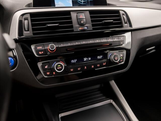 BMW 1-SERIE M140i M Sport High Executive 340Pk Automaat (6 CILINDER, M PAKKET, HARMAN/KARDON, ALCANTARA, CAMERA, SPORTSTOELEN, M SPORTREMMEN, NAVIGATIE, STOELVERWARMING, GETINT GLAS, NIEUWSTAAT)