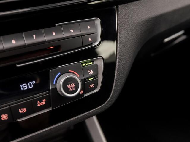 BMW 1-SERIE M140i M Sport High Executive 340Pk Automaat (6 CILINDER, M PAKKET, HARMAN/KARDON, ALCANTARA, CAMERA, SPORTSTOELEN, M SPORTREMMEN, NAVIGATIE, STOELVERWARMING, GETINT GLAS, NIEUWSTAAT)