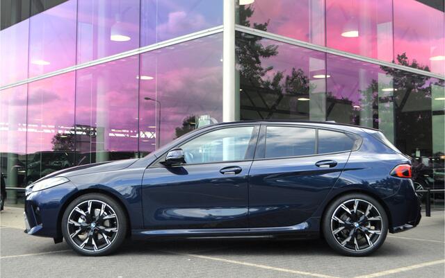 BMW 1-SERIE 120 M Sport Automaat / Sportstoelen / M Adaptief onderstel / Achteruitrijcamera / Stoelverwarming / Getint glas
