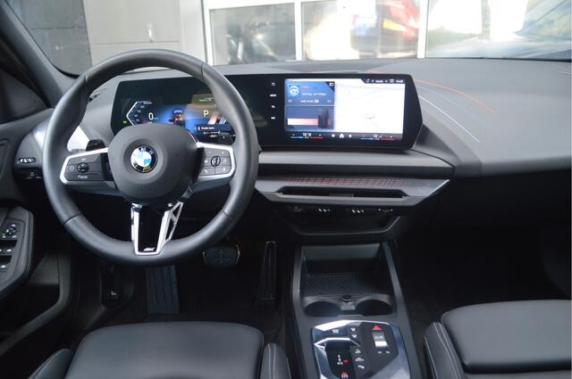 BMW 1-SERIE 120 M Sport Automaat / Sportstoelen / M Adaptief onderstel / Achteruitrijcamera / Stoelverwarming / Getint glas