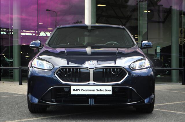 BMW 1-SERIE 120 M Sport Automaat / Sportstoelen / M Adaptief onderstel / Achteruitrijcamera / Stoelverwarming / Getint glas