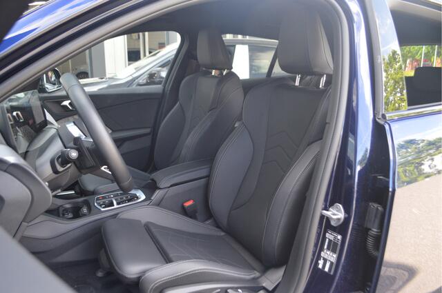 BMW 1-SERIE 120 M Sport Automaat / Sportstoelen / M Adaptief onderstel / Achteruitrijcamera / Stoelverwarming / Getint glas