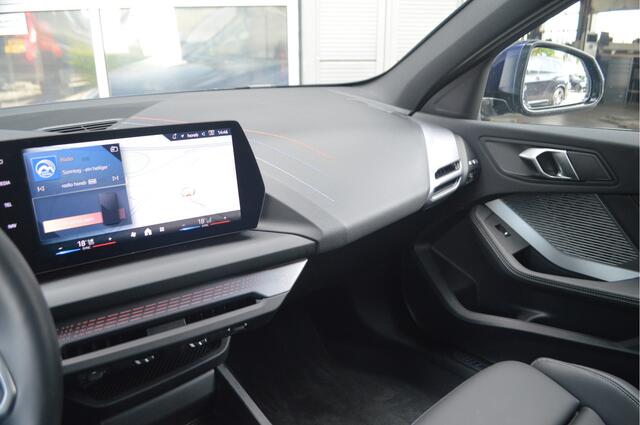 BMW 1-SERIE 120 M Sport Automaat / Sportstoelen / M Adaptief onderstel / Achteruitrijcamera / Stoelverwarming / Getint glas
