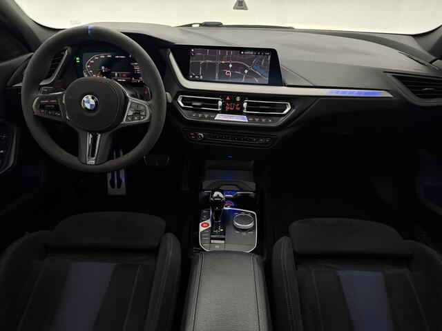 BMW 1-SERIE M135i xDrive High Executive M-Sport | Pano | HuD | Alcantara | BMW LED | Virtual | Sfeer | Carplay
