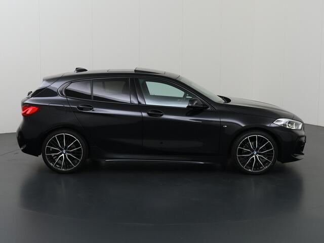 BMW 1-SERIE 118i High Executive Edition | M-Pakket | Panoramadak | ShadowLine | Sportstoelen | Navigatie | Camera | DAB | Apple CarPlay/Android Auto | Stoelverwarming | Draadloze telefoonlader |