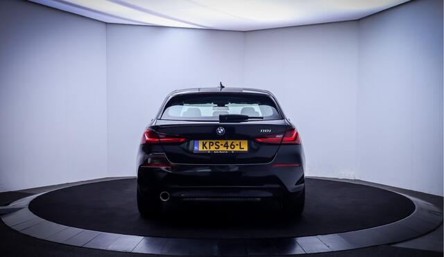 BMW 1-SERIE 118iA SPORT EDITION FULL LED | CAMERA | CARPLAY | NAVI | DAB | CLIMA | CRUISE | SPORTSTOELEN | LMV