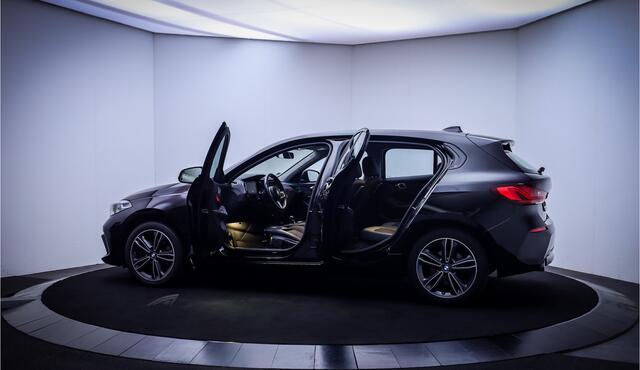BMW 1-SERIE 118iA SPORT EDITION FULL LED | CAMERA | CARPLAY | NAVI | DAB | CLIMA | CRUISE | SPORTSTOELEN | LMV