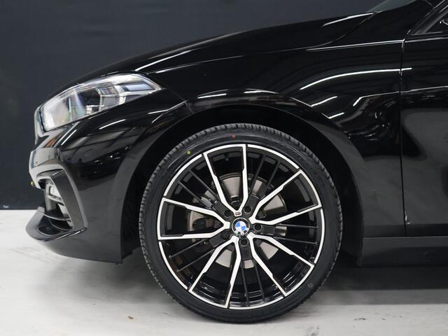 BMW 1-SERIE 118i Executive Edition [ADAPTIVE CRUISE, SPORT LINE, APPLE CARPLAY, ANDROID, STOELVERWARMING, LED, PDC V+A, CLIMATE CONTROL, NAVIGATIE, PRIVACY GLASS, DAB, BLUETOOTH, NIEUWSTAAT]