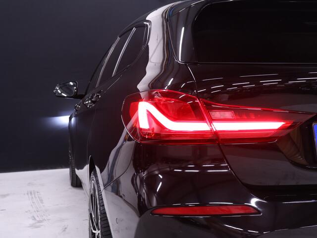 BMW 1-SERIE 118i Executive Edition [ADAPTIVE CRUISE, SPORT LINE, APPLE CARPLAY, ANDROID, STOELVERWARMING, LED, PDC V+A, CLIMATE CONTROL, NAVIGATIE, PRIVACY GLASS, DAB, BLUETOOTH, NIEUWSTAAT]