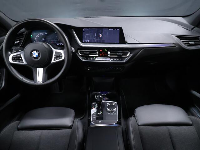 BMW 1-SERIE 118i Executive Edition [ADAPTIVE CRUISE, SPORT LINE, APPLE CARPLAY, ANDROID, STOELVERWARMING, LED, PDC V+A, CLIMATE CONTROL, NAVIGATIE, PRIVACY GLASS, DAB, BLUETOOTH, NIEUWSTAAT]