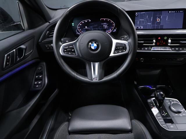 BMW 1-SERIE 118i Executive Edition [ADAPTIVE CRUISE, SPORT LINE, APPLE CARPLAY, ANDROID, STOELVERWARMING, LED, PDC V+A, CLIMATE CONTROL, NAVIGATIE, PRIVACY GLASS, DAB, BLUETOOTH, NIEUWSTAAT]