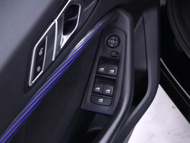 BMW 1-SERIE 118i Executive Edition [ADAPTIVE CRUISE, SPORT LINE, APPLE CARPLAY, ANDROID, STOELVERWARMING, LED, PDC V+A, CLIMATE CONTROL, NAVIGATIE, PRIVACY GLASS, DAB, BLUETOOTH, NIEUWSTAAT]
