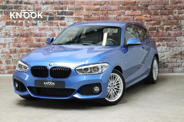 BMW 1-SERIE 118i High Executive M Sport Pakket Automaat 3 deur / Navigatiesysteem Professional / Achteruitrijcamera / Shadow Line / Stoelverwarming / Cruise Control / Lichtpakket / Parkeersensoren voor+achter / LED / Trekhaak