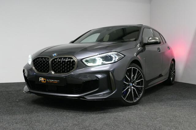 BMW 1-SERIE M135i xDrive High Executive Edition / Orig. Nederlands / Panoramadak / Stoelverwarming / Apple Carplay - Android Auto / Ambienteverlichting / HUD / Achteruitrijcamera / Cruise Control / 19'' LMV / Spiegel-pakket / LED koplampen / Lederen bekleding