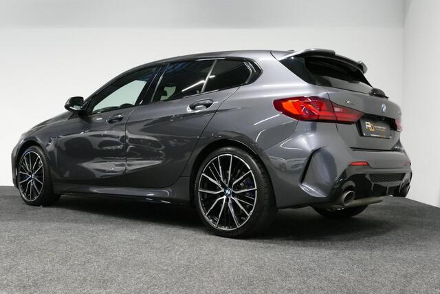 BMW 1-SERIE M135i xDrive High Executive Edition / Orig. Nederlands / Panoramadak / Stoelverwarming / Apple Carplay - Android Auto / Ambienteverlichting / HUD / Achteruitrijcamera / Cruise Control / 19'' LMV / Spiegel-pakket / LED koplampen / Lederen bekleding