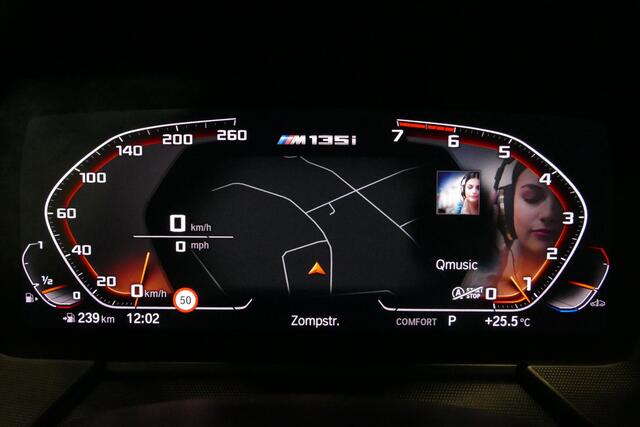 BMW 1-SERIE M135i xDrive High Executive Edition / Orig. Nederlands / Panoramadak / Stoelverwarming / Apple Carplay - Android Auto / Ambienteverlichting / HUD / Achteruitrijcamera / Cruise Control / 19'' LMV / Spiegel-pakket / LED koplampen / Lederen bekleding