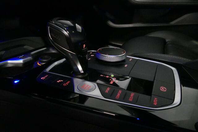 BMW 1-SERIE M135i xDrive High Executive Edition / Orig. Nederlands / Panoramadak / Stoelverwarming / Apple Carplay - Android Auto / Ambienteverlichting / HUD / Achteruitrijcamera / Cruise Control / 19'' LMV / Spiegel-pakket / LED koplampen / Lederen bekleding