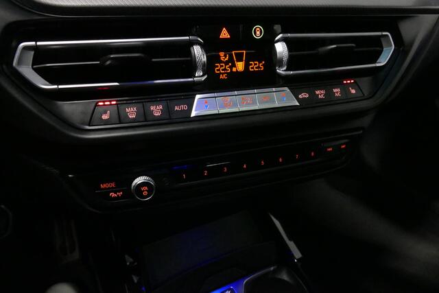 BMW 1-SERIE M135i xDrive High Executive Edition / Orig. Nederlands / Panoramadak / Stoelverwarming / Apple Carplay - Android Auto / Ambienteverlichting / HUD / Achteruitrijcamera / Cruise Control / 19'' LMV / Spiegel-pakket / LED koplampen / Lederen bekleding