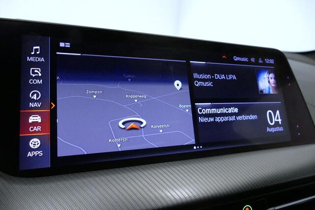 BMW 1-SERIE M135i xDrive High Executive Edition / Orig. Nederlands / Panoramadak / Stoelverwarming / Apple Carplay - Android Auto / Ambienteverlichting / HUD / Achteruitrijcamera / Cruise Control / 19'' LMV / Spiegel-pakket / LED koplampen / Lederen bekleding