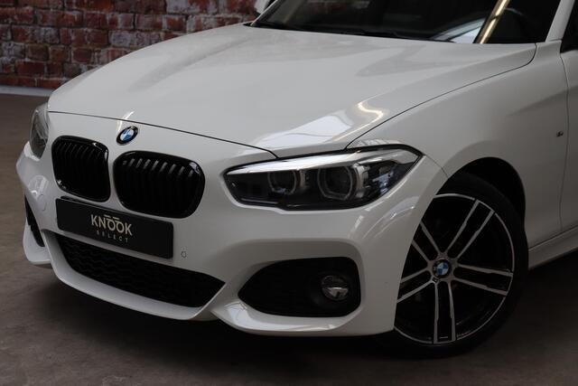 BMW 1-SERIE 118i Executive M Sport Pakket Automaat 5 deurs / Navigatiesysteem / 18 Inch / LED / Trekhaak / Extra Getint Glas / Stoelverwarming / LED / Climate Control / Hifi / Lichtpakket / Cruise Control / Bluetooth / Shadow Line