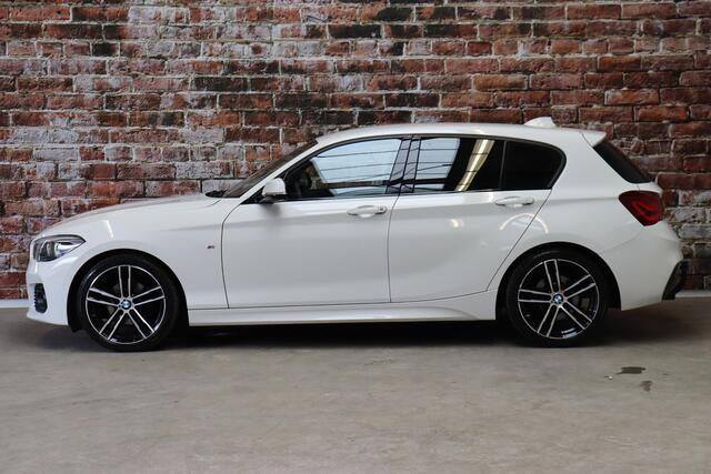 BMW 1-SERIE 118i Executive M Sport Pakket Automaat 5 deurs / Navigatiesysteem / 18 Inch / LED / Trekhaak / Extra Getint Glas / Stoelverwarming / LED / Climate Control / Hifi / Lichtpakket / Cruise Control / Bluetooth / Shadow Line